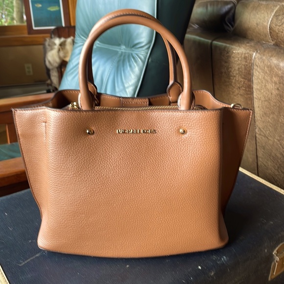 Michael Kors Handbags - NWOT Michael Kors‎ Savannah leather medium satchel